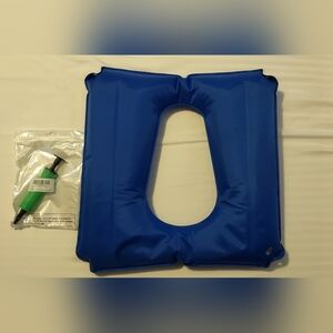 Inflatable cushion with pump